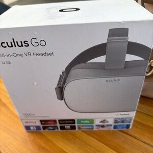 Oculus Go All-in-One VR Headset in Gray